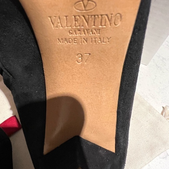 Exceptional quality 100 percent authentic Valentino suede booties. - Picture 2 of 4